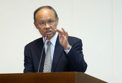 針對馬政府一日決定加入亞投行，立委蘇震清痛批，經濟部連評估報告都沒有，政府怎麼評估加入亞投行影響，痛批就連韓國要加入還得送國會審議，而台灣卻只靠馬英九一句話！（圖為經濟部長鄧振中，中央社資料照）
