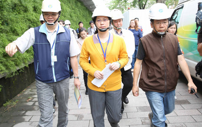 遠雄大巨蛋工程昨天發生勞工墜落意外，但遠雄卻未主動通報，北市勞動局長賴香伶（中）今天率員前往大巨蛋工地，進行全面性安檢。（中央社20150506）