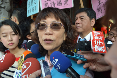 國民黨副總統參選人王如玄（中）重申軍宅購買絕無利用特權，是家族親戚規劃退休後居住的房產。（資料照片，中央社）20151129