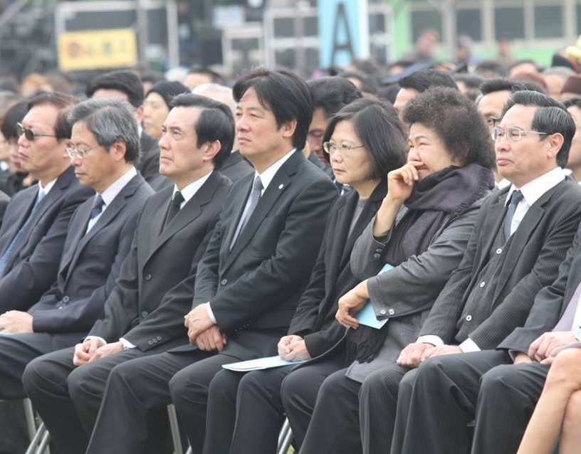 台南市政府日舉辦「0206台南震災罹難者聯合奠祭暨追思會」，總統馬英九及民進黨總統當選人蔡英文兩人在選後首次同台。（圖片來源：賴清德臉書）
