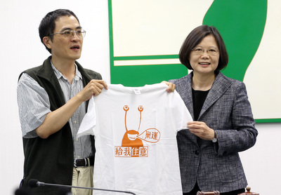 巢運代表今天赴民進黨拜會蔡英文主席，呼籲推動「房地合一稅改」，並提出具真正進步意義的稅制方案與行政院版本競爭。（中央社20150513）