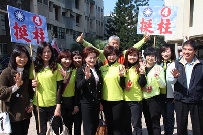 中國國民黨主席補選26日投票，嘉義市議會議長蕭淑麗（左5）與洪秀柱的支持者，高舉「挺柱」標語，為洪秀柱打氣。中央社記者江俊亮攝 105年3月26日