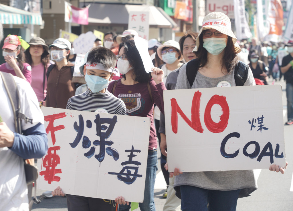 今年二月台中和高雄都舉行反空污大遊行，環保署也陸續端出各種空氣污染防制措施，明年將對固定污染源徵收空污費，台電、中鋼和台泥都會是大戶。圖／民報資料照