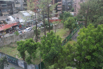 閒置20餘年的捷運科技大樓站旁西側土地，經台北市協調最大地主國防部和部分私有地主後，決定啟動公辦都更案，都更處說，可吸引民間投資新台幣32億元，預定年底公告招商。圖／中央社