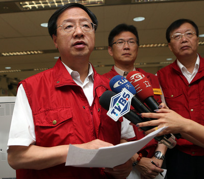高雄發生氣爆，行政院長江宜樺（左）1日進駐中央災害應變中心，下午他南下高雄災害應變中心，宣布全國下半旗三天哀悼，也前往災變現場視察（中央社）