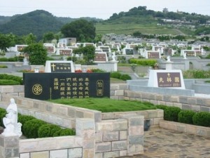 市府將拆除地上違章建築及非法殯葬設施，依法裁罰百齡5,300萬元，並將積極推動合法化。（中市府提供）