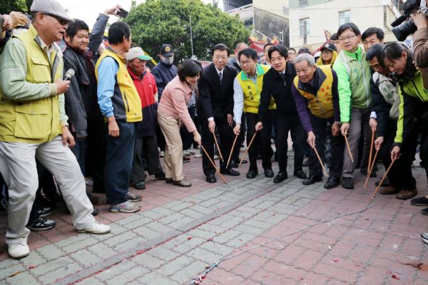 台南鹽水蜂炮，今上午在鹽水武廟廣場前，點火啟炮。（照片/南市府）