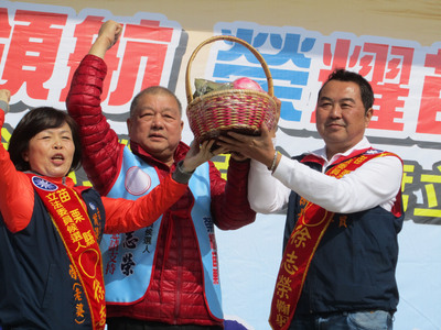 國民黨徵召的徐志榮（右）17日在公館鄉舉辦立委補選競選總部成立大會，傅學鵬、劉政鴻以及徐耀昌等3名前任與現任苗栗縣長力挺。（中央社）20150117