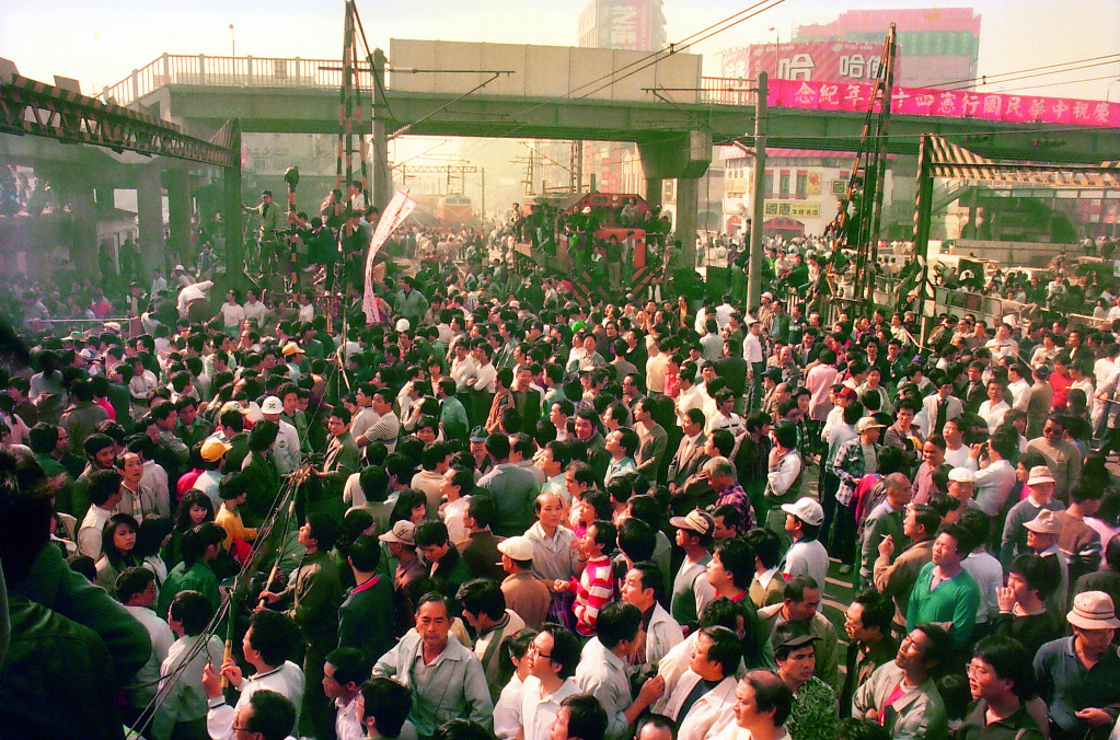 1987年12月25日，在台北西門町的平交道上，抗議人潮站在火車頭上，也阻斷了北上兩班火車的前進。