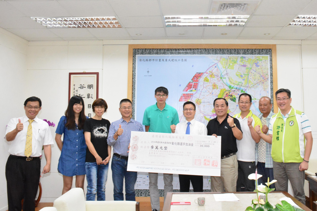 彰化縣長魏明谷（右五）接見縣籍奧運跳高國手向俊賢（最高者）及跆拳道國手劉威廷、射擊國手楊昆弼兩位的親屬代表，致贈獎勵金3萬元，縣長表示，若得牌將安排遊行慶賀。圖／彰化縣政府