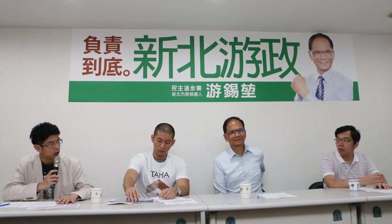 游錫堃公佈首支「新北游政」政策說明影片，主打青年社會住宅。（朱蒲青攝）