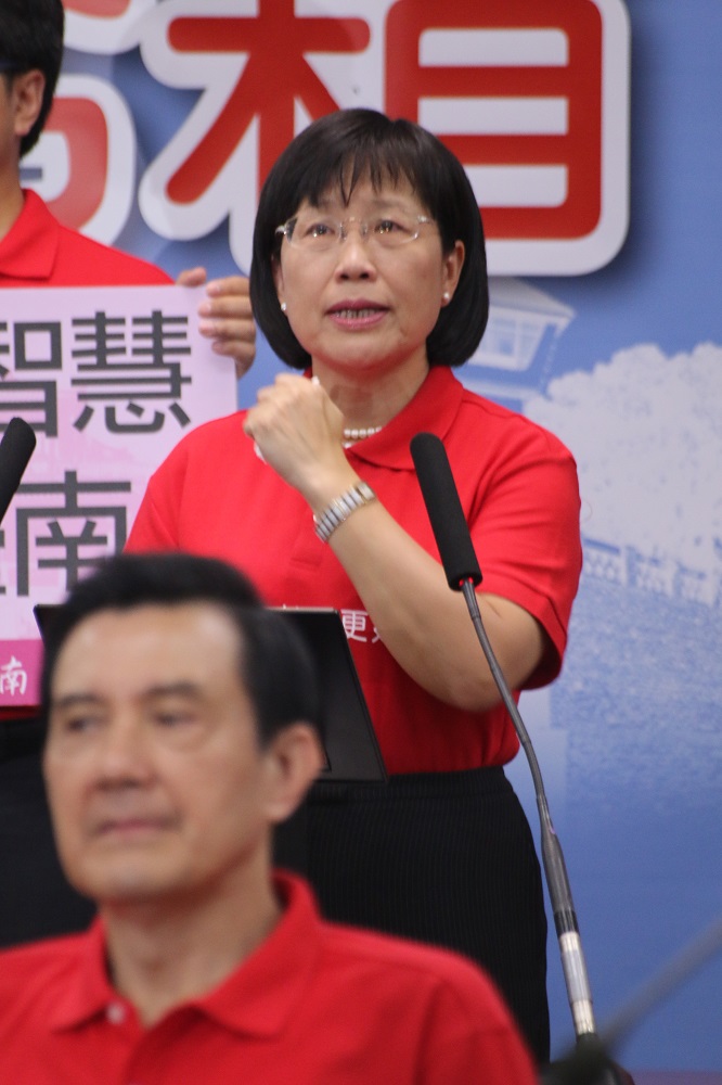 黃秀霜在中常會報告時一度拭淚，專心看簡報的馬總統似乎未查覺。（記者何豪毅攝）
