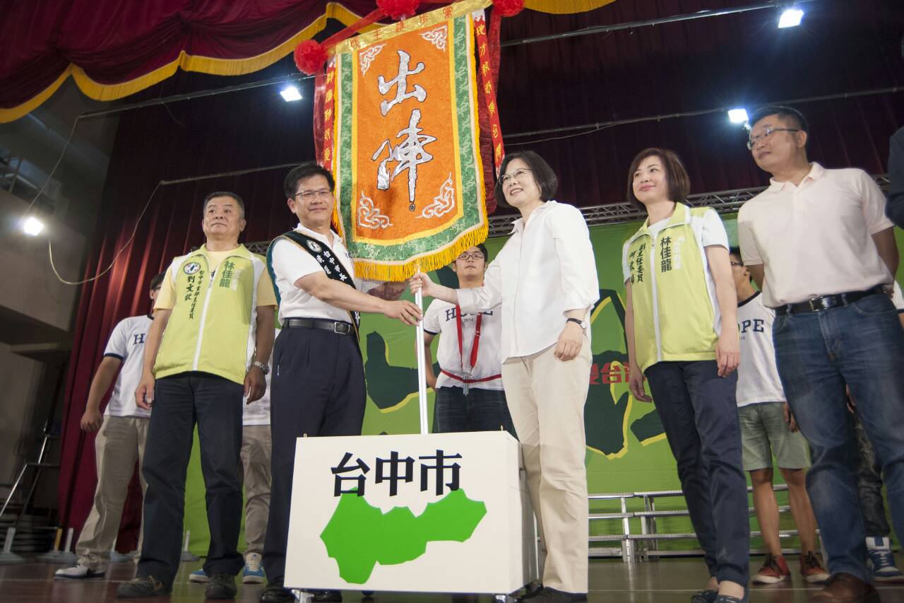 蔡英文今主持台中市長參選人林佳龍、33位市議員「出陣」授旗造勢活動。（民進黨提供）
