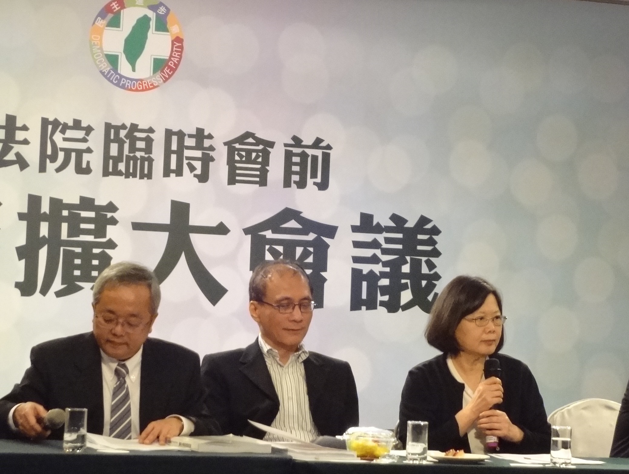 民進黨主席蔡英文（右）今天（10日）在黨內政策擴大會議後指出，台灣的經濟挑戰，不是開放或鎖國的簡單問題。（劉明堂攝）