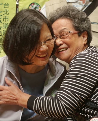 民進黨總統參選人蔡英文（左）22日在劍潭青年活動中心，出席「2016蔡英文公職後援會成立大會」，合照時民眾擁抱蔡英文給予支持。（中央社）