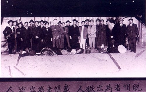 賴和1924年1月出獄時，出獄者不戴帽，來迎接者戴帽， 賴和在第一排中間(光頭穿大衣者)（圖片：賴和紀念館）