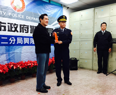 總統馬英九（左）7日下午到興隆派出所慰勉留守員警，感謝輪班支援興隆寓所安全。他說，8年任內治安工作是「革命性改善」，酒駕降80%、交通事故死亡降44%，並獲得十大安全國殊榮。中央社記者龍珮寧攝　105年2月7日