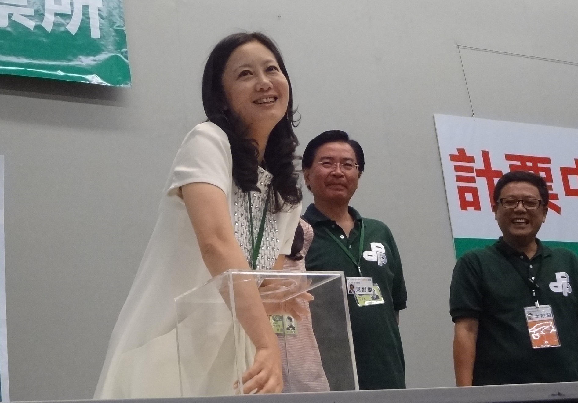 民進黨中常委選舉最後3人抽籤決定，吳思瑤親自到場抽籤，當選中常委。（劉明堂攝）