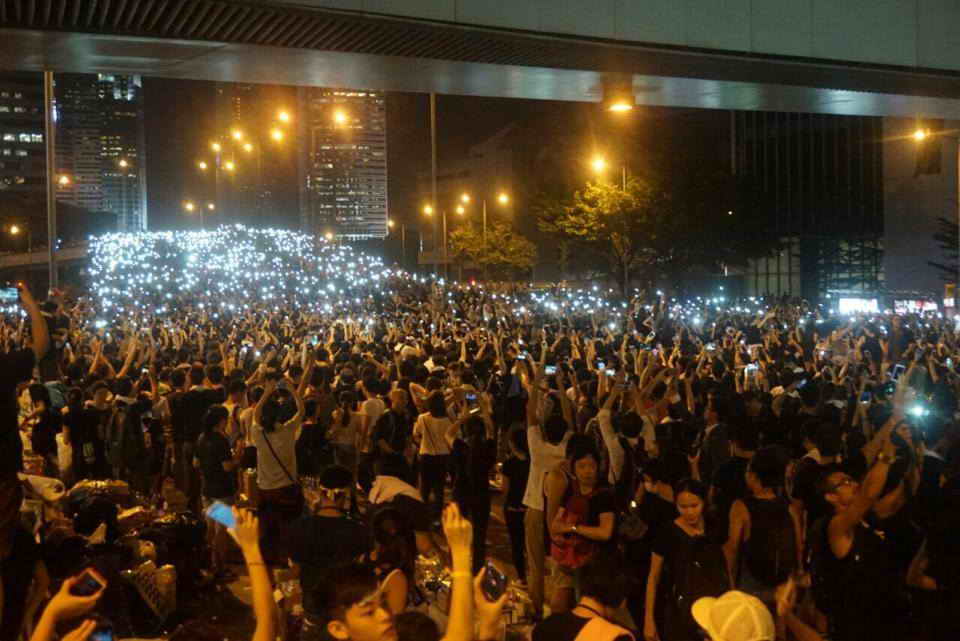 香港占中運動今晚在金鐘夏愨道仍聚集上萬人，眾人舉手機形成一片燈海，令人讚嘆是香港最美的夜景。（翻攝自香港獨立媒體網）