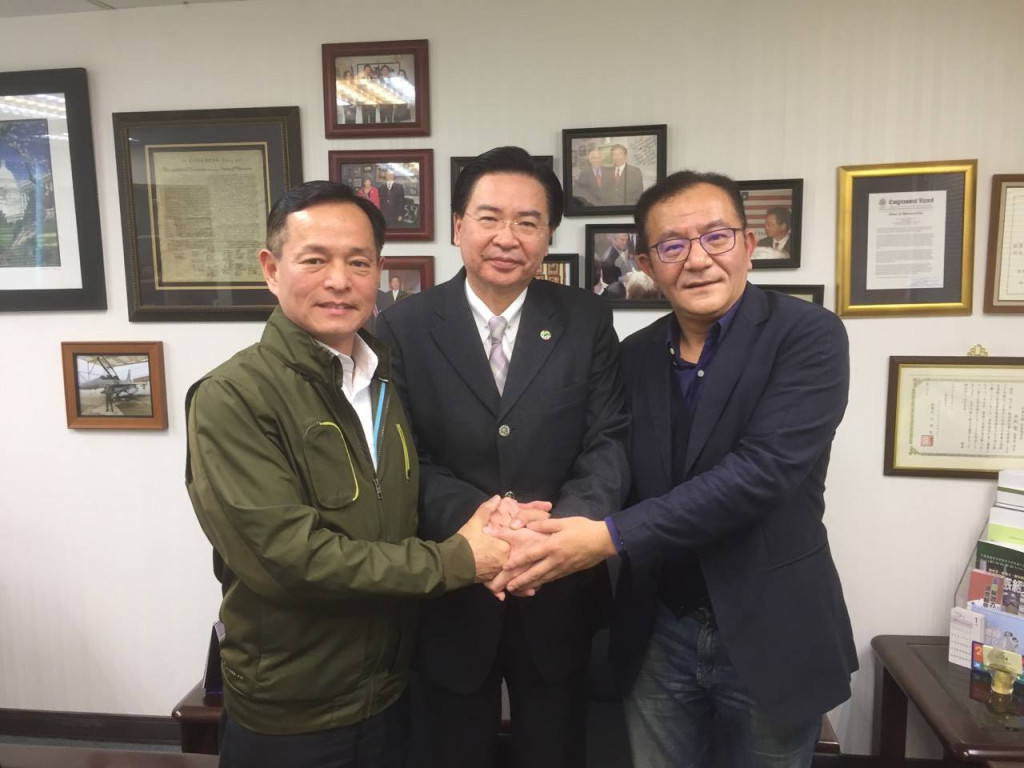 高志鵬（右）在臉書貼出與黨內初選競爭對手李余典（左）的合照。（照片來源：高志鵬臉書）
