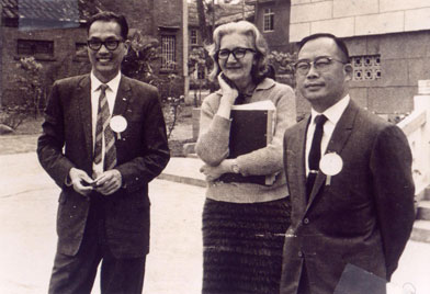 音樂教育家德姑娘與他的得意門生陳泗治（左）校長（1965年）（淡江中學校史館）