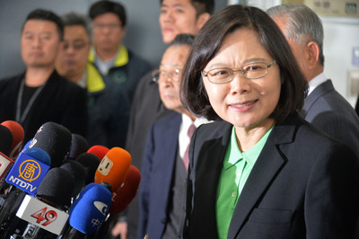 蔡英文（前）28日出席中華民國工業區廠商聯合總會活動，對於立法院院長人選及總統馬英九訪太平島等議題提出她的看法。（中央社）