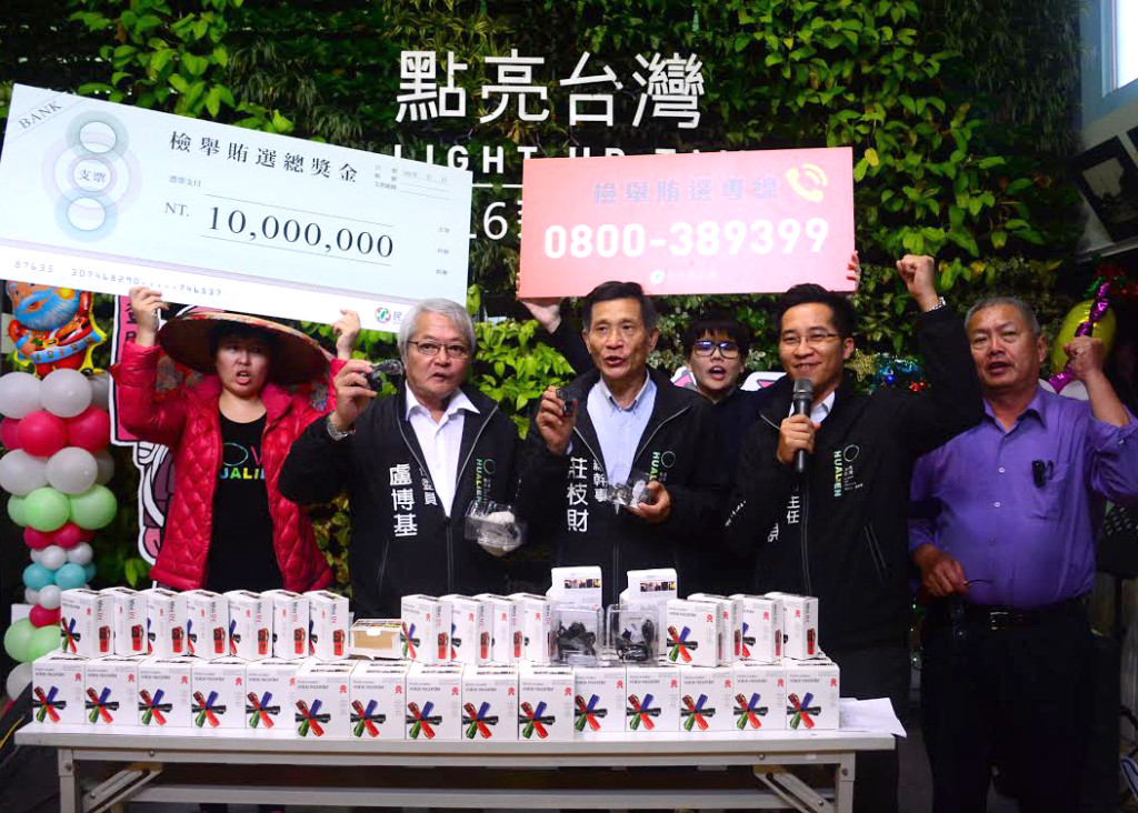 花蓮反賄選小組召集人盧博基、抓鬼大隊長莊枝財及小組成員，展示一批新購入的蒐證側錄器材，宣示消滅賄選決心。（記者王志偉攝）