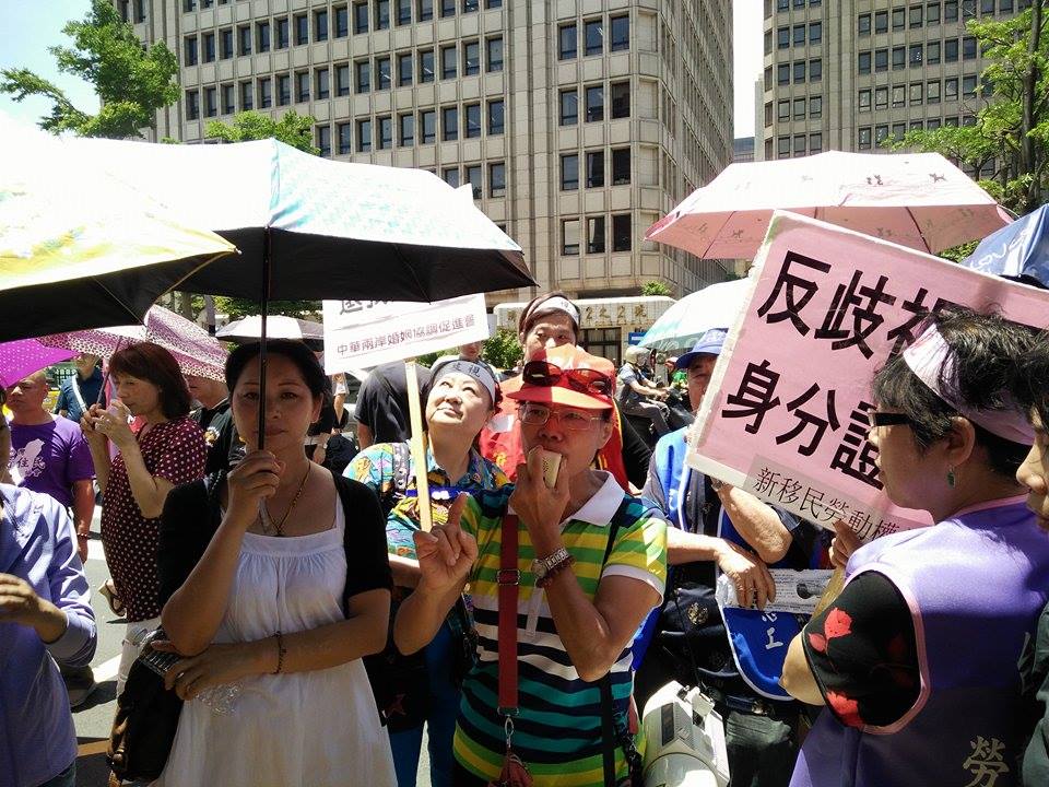 日前有數十名嫁來台灣的中國女性，亦即所謂「中配」聚集立法院外舉牌叫囂，抗議其所受官方差別待遇，指稱其他國家外配定居4年即可取得身分，反之她們須多出2年才能是。乃屬歧視，所以要集體訴願討公道。（本報資料照，記者唐詩攝影）