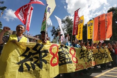 行政院院會今日通過，未來採勞退新制勞工在請領退休金上，也可以選擇一次領或月領，增加選擇性。（中央社資料照）