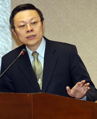 行政院大陸委員會主任委員王郁琦24日在立法院說，中國學生納入健保不牽涉政治，也不會拖垮健保，從公平及人道角度應該讓中生納保。（中央社）
