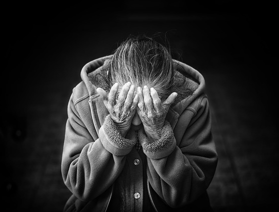 患者一直到死亡那一刻到來,都不知道自己真正的病情,辭世時的那個神情,甚至都還透露著錯愕,這樣善意地隱瞞病情,對病人來說,真的是善意嗎?圖/CC0 Public Domain