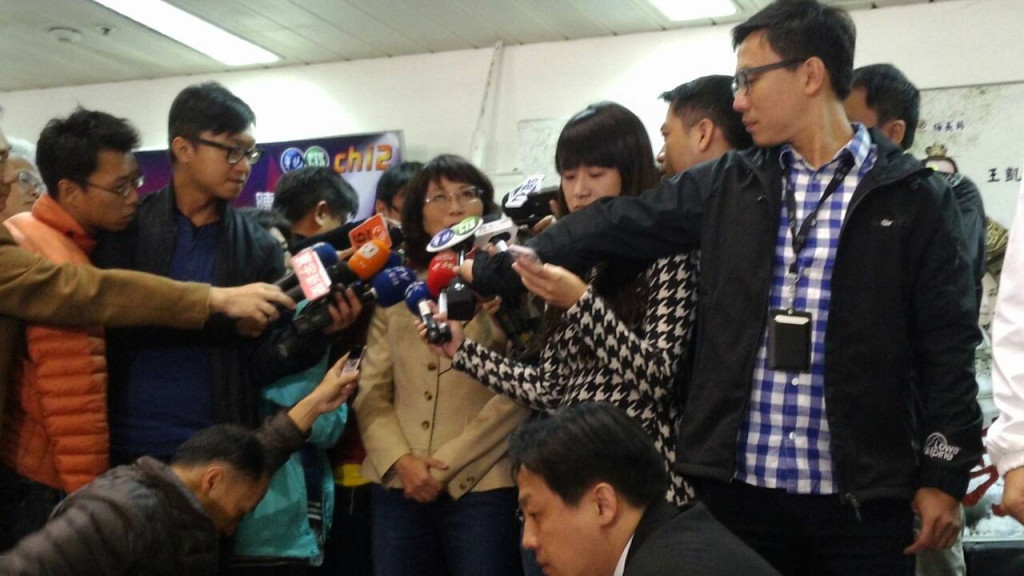 王如玄接受記者訪問,談及近日購買軍宅風波,強調沒有濫用職權。(唐詩攝)20151126