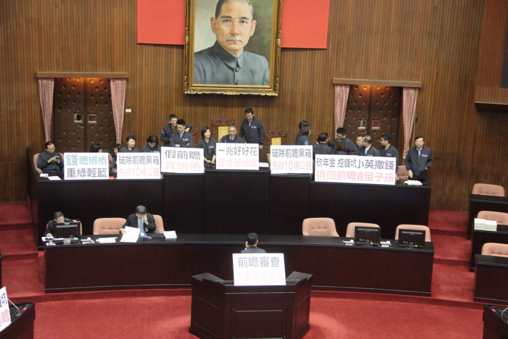 國民黨質疑行政院推動的「前瞻基礎建設計畫」是綁樁式的錢坑計畫，國民黨立委今（31）日在立法院會開始處理報告事項前霸占主席台，意圖杯葛行政院函請審議的《前瞻基礎建設特別條例草案》付委審查，立院協商後同意聯席審查，並召開6場公聽會，草案下午順利付委。圖／翻攝國民黨團總召廖國棟臉書