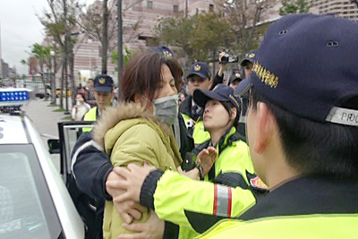 愛國同心會周慶峻、張秀葉等5名被告的刑事誹謗案，台北地院昨天開庭審理，法輪功要求嚴懲。（資料照，中央社20150411）