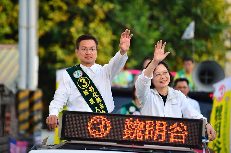民進黨主席蔡英文主席下午陪同縣長候選人魏明谷，在埔心、員林地區車隊掃街拜票。（魏明谷辦公室提供）