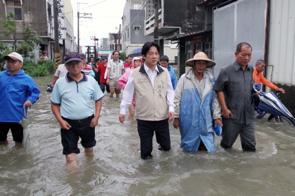 台南市長賴清德前往安定區新吉里、南區喜樹地區勘察淹水情況。（台南市政府提供）