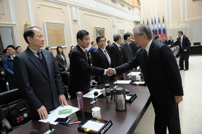 馬總統一席「多數黨組閣」讓行政院長毛治國怒了？圖為毛治國下午召開臨時院會，完成總辭並與閣員握手致意。（行政院提供）20160118