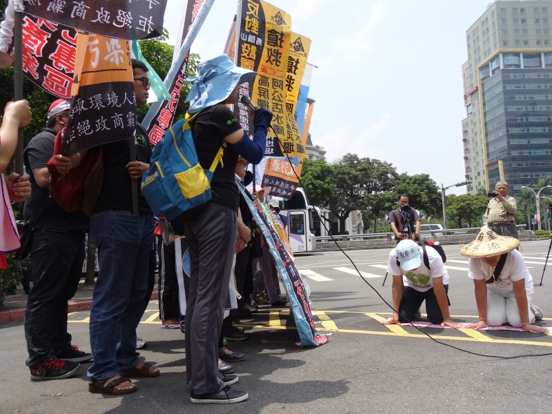 2016年7月25日大林蒲、鳳鼻頭居民到行政院前下跪陳情。圖／吳加琪