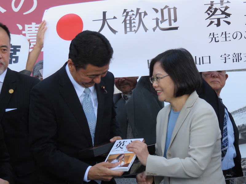 蔡英文此次訪日，不但受到當地台僑熱烈歡迎，日相安倍晉三也派出胞弟眾議員岸信夫（圖左）親自陪同參訪故鄉山口縣，還來個不期而遇，給足蔡英文面子，也為日後台日交流與合作奠下基礎。（朱蒲青 攝）