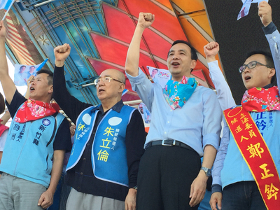 「2016朱立倫桃竹苗客家後援會」24日在新竹成立，國民黨榮譽主席吳伯雄（左2）、總統參選人朱立倫（右2）和新竹縣市立委參選人林為洲（左）、鄭正鈐（右）高喊凍蒜！（中央社）