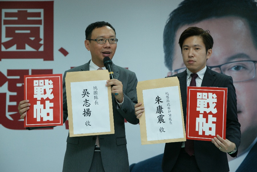 民進黨桃園直轄市長參選人鄭文燦競選辦公室今（15）日成立「發言人團」，並由發言人、前立委黃適卓（左）代表鄭文燦向桃園縣長吳志揚下辯論戰帖。（鄭文燦辦公室提供）