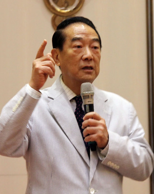 親民黨主席宋楚瑜(圖)日前在中市演講前的記者會中表示,他先聽取基層的聲音,並不急決定是否參選總統。(中央社資料照片)