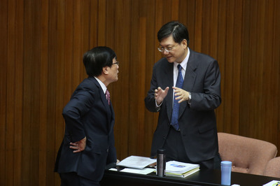 經濟部長杜紫軍(右)16日表示,餿水油事件造成的經濟損失粗估占食品業1%,約新台幣50億元,商譽損失還無法估算。 (中央社)