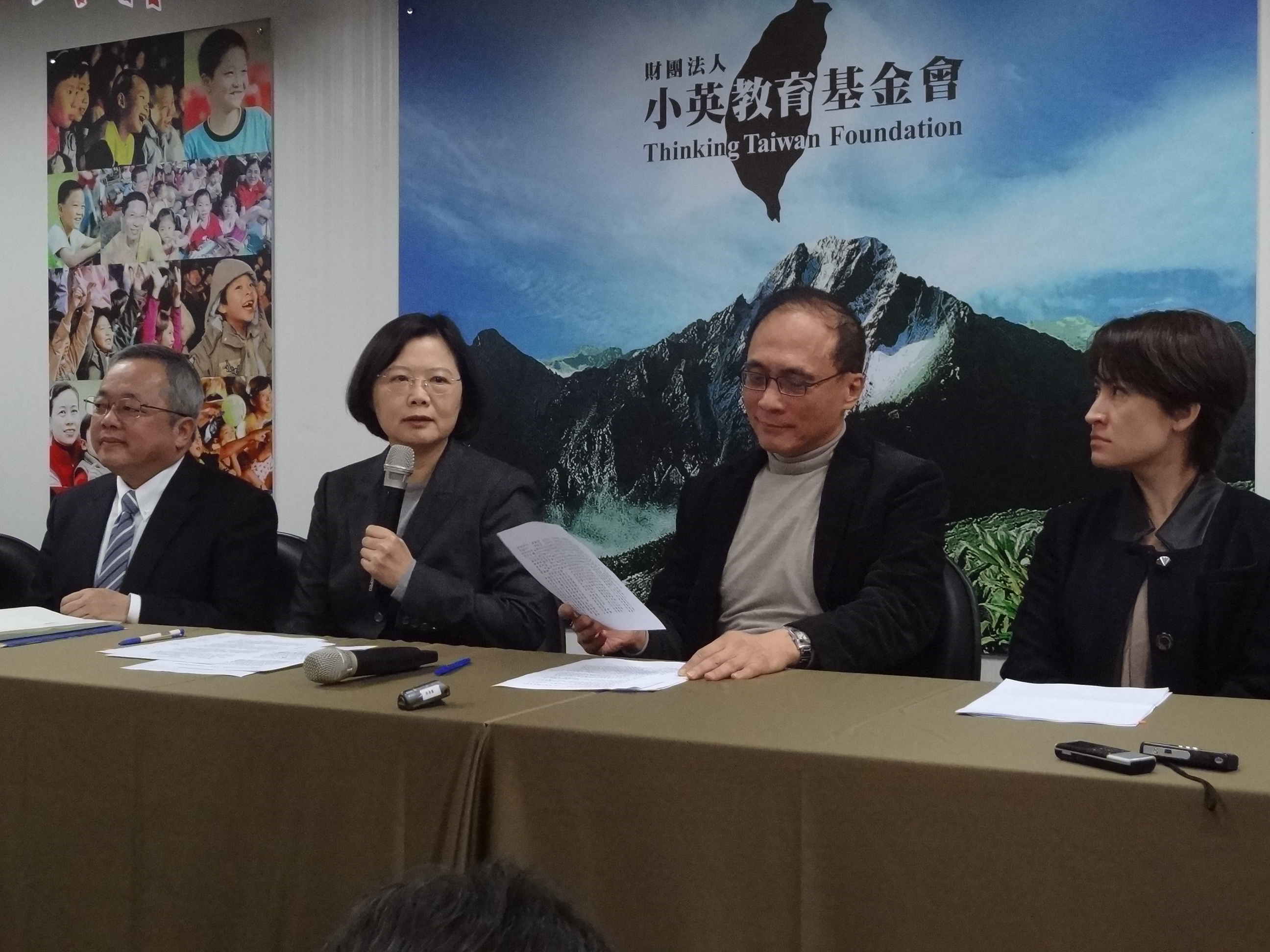 小英教育基金會董事長蔡英文(左二)及執行長林全(右二)等人,舉行記者會說明參訪團赴中國的原因及經過。(劉明堂攝)