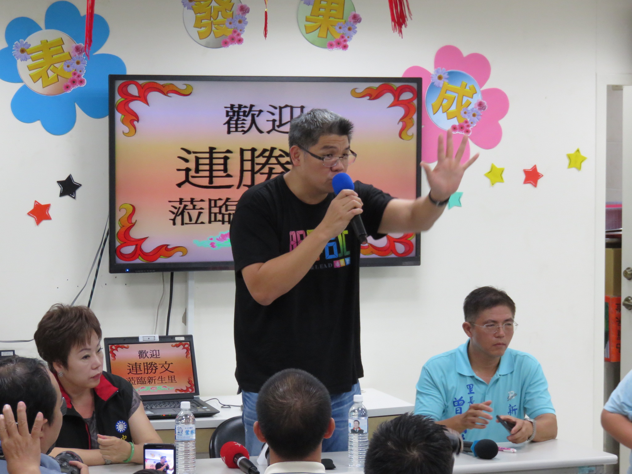 國民黨台北市長參選人連勝文今（1）日與中山區新生里基層民眾座談，內容集中在老舊社區都更問題。(記者唐詩攝影)