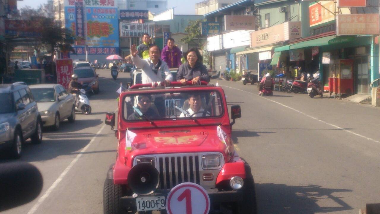 民進黨黨主席蔡英文今早至南投市露天市場陪同南投縣第二選區立委補選候選人湯火聖掃街拜票。(民進黨部圖片提供)