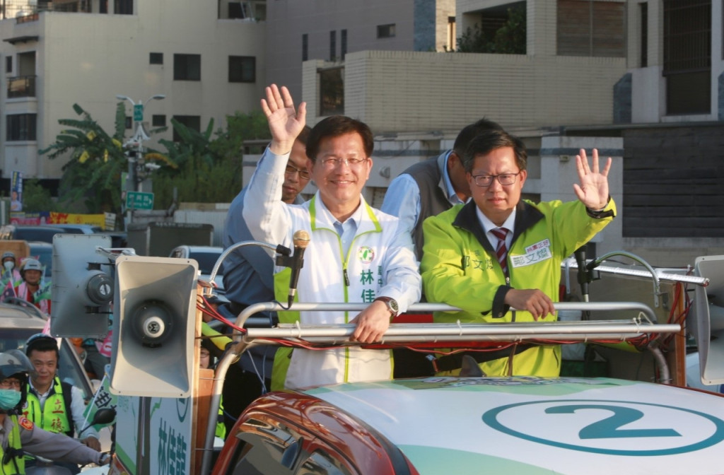 桃園市長候選人鄭文燦今（16）下午到台中與台中巿長林佳龍合體，兩人登上車隊掃街拜票，兩人約定競選連任成功後，推動新興城市論壇、分享治理經驗，並強調「選對人、做對事，四年可以改變一座城市」。（林佳龍競總）