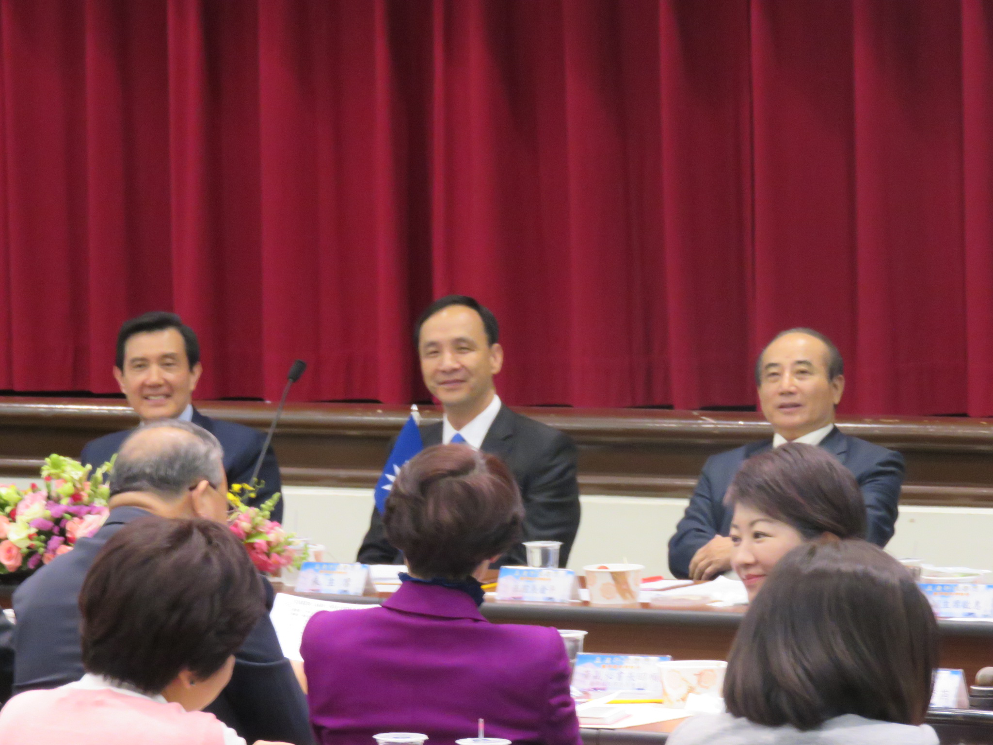 藍委王惠美發言，指馬朱互放鴿子，之後立即提到三位領導都在現場，讓台上的馬英九、朱立倫與王金平不約而同尷尬微笑。（記者唐詩攝影）20150302