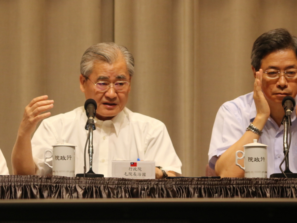行政院長毛治國(左)對動用第二預備金一事解釋,為讓第一線醫療人員不用擔心經費排擠等問題,因此決定動支。(記者何豪毅攝)20150702