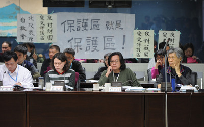 台北市長柯文哲上任首次都委會在今天舉行，備受爭議的薇閣國小變更案，委員會決議退回市府，納入都市計畫通盤檢討。（中央社20150305）